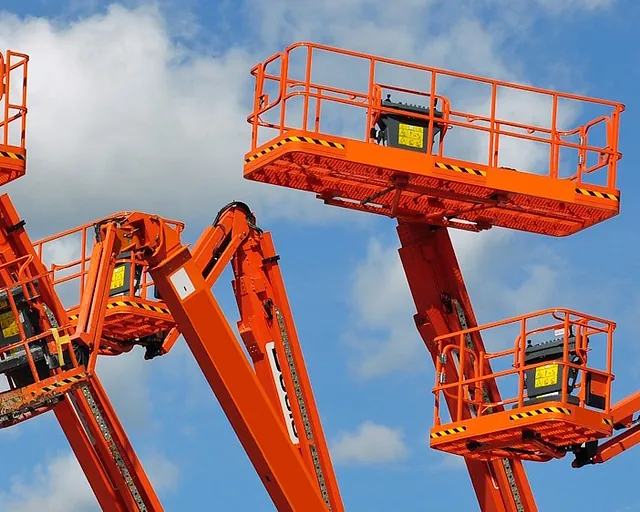 Mobile Hebebühnen vor blauem Himmel, Montage von Hebebühnen