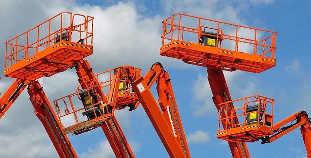 Mobile Hebebühnen vor blauem Himmel, Montage von Hebebühnen